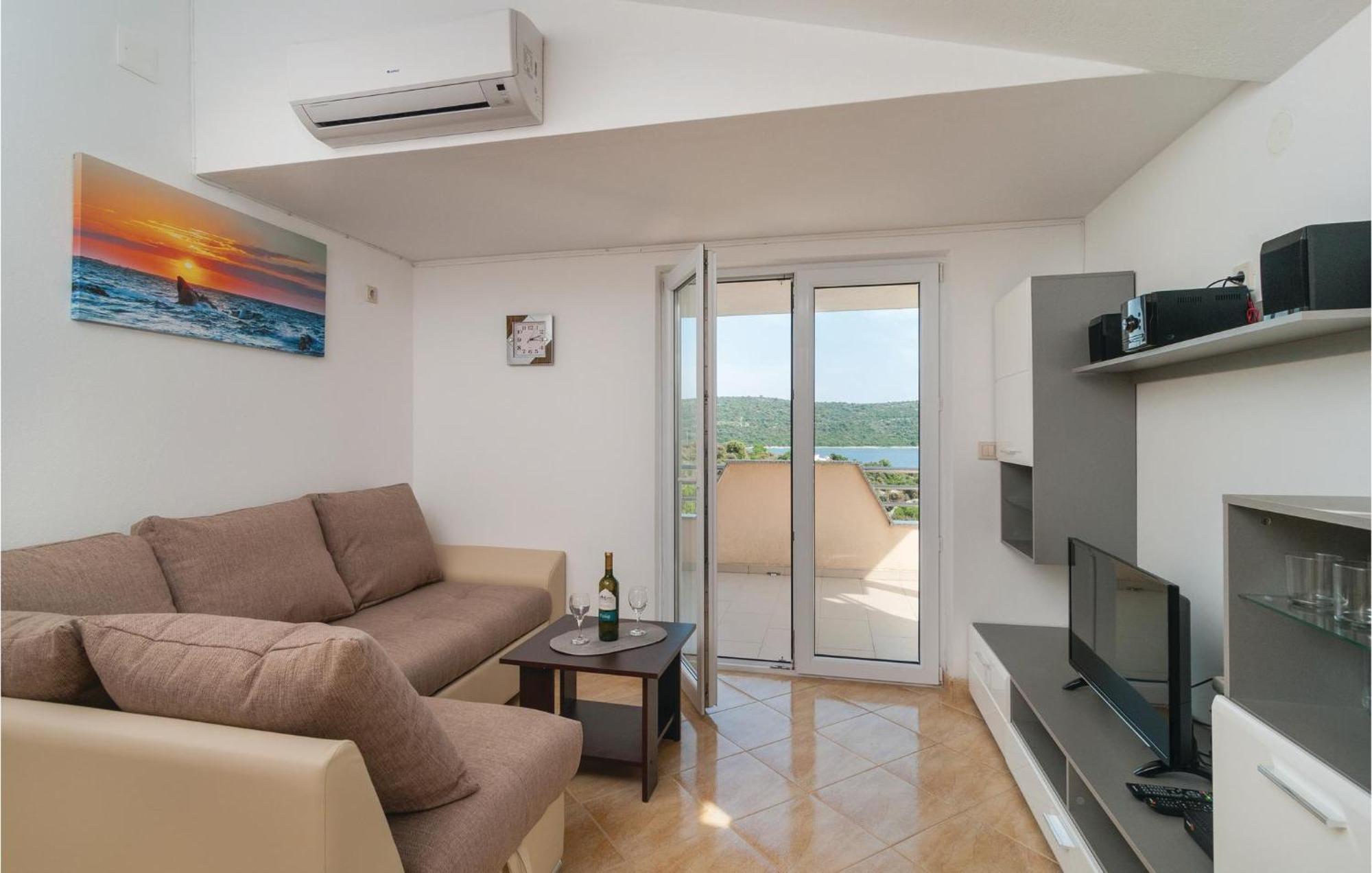Stunning Apartment In Sevid With Kitchen Exterior photo