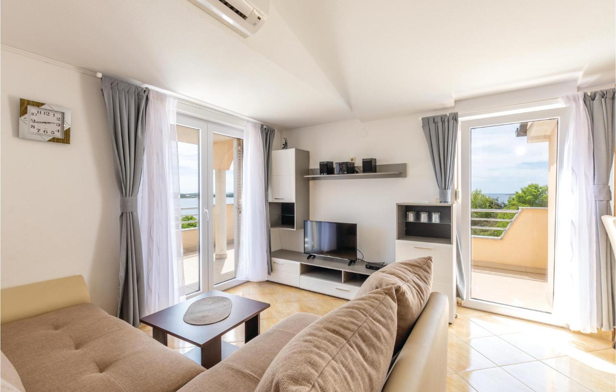 Stunning Apartment In Sevid With Kitchen Exterior photo